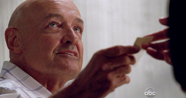 Archivo:6x01 HereIsMyCard.jpg