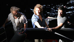4x13-lapidus-desmond-jack-liferaft.jpg