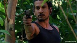 5x15-sayid-waffe.jpg