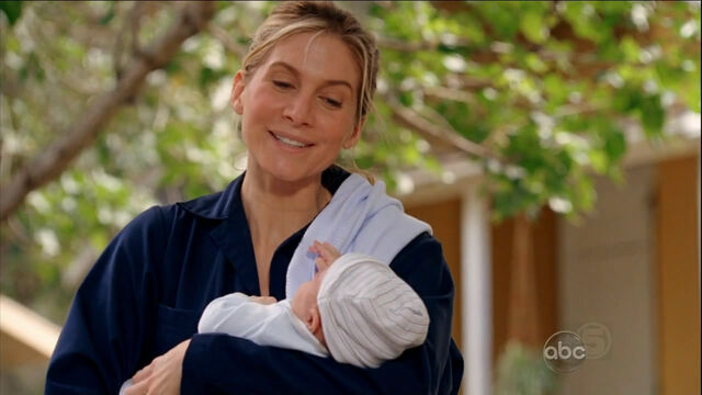 Ficheiro:5x09-juliet-holding-baby-ethan.jpg