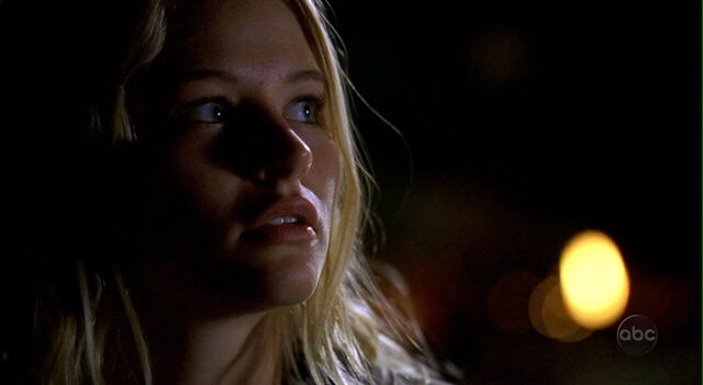 ملف:1x10 ClaireIsland.jpg