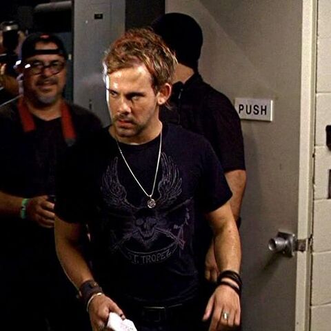 Archivo:1x07 Charlie tshirt.jpg