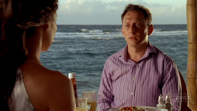 Archivo:Lost301benandkaateeatingonthebeach.png