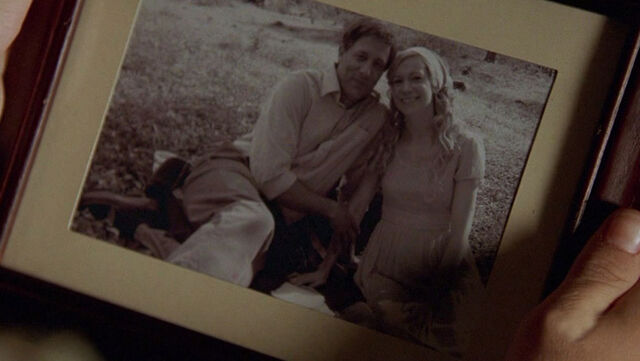 Archivo:3x20-roger-emily-photo.jpg