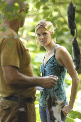 1x07 shannon Locke.jpg