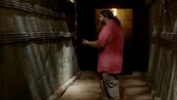 6x05-Hurley-Tempelgang.jpg