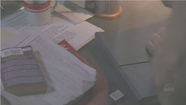 Ficheiro:Lost0223 codebookdesk.jpg