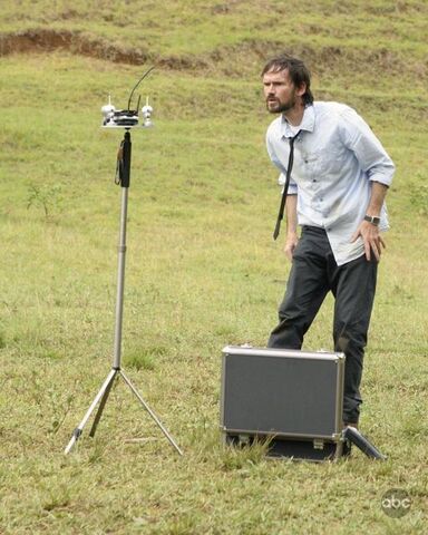 Archivo:S4x03 DanTripod.jpg