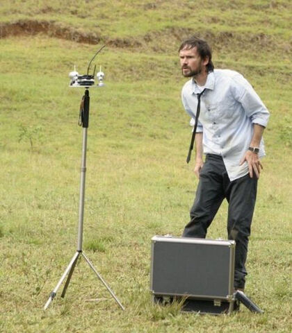File:S4x03 DanTripod.jpg