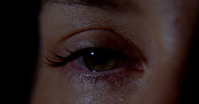 Ficheiro:6x01 EyeSeeYou.jpg