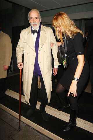 File:Christopher+Lee+leaving+Alice+Wonderland+afterparty+dEuwFgexzIll.jpg