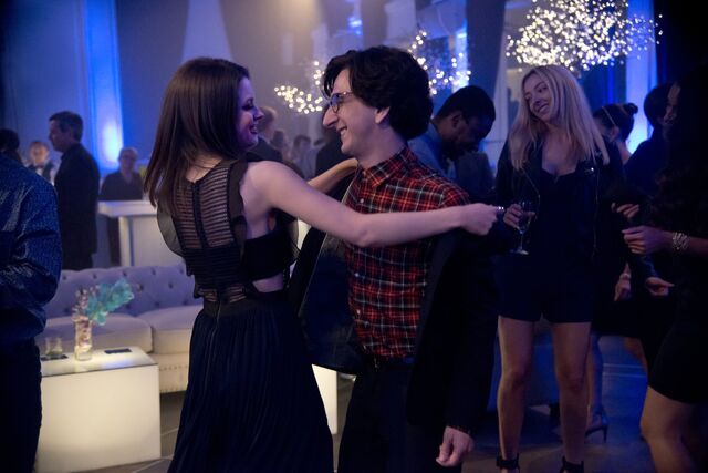 File:Netflix Love Promo 8.jpg