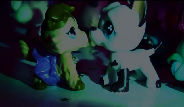 File:Violettetomkiss.png