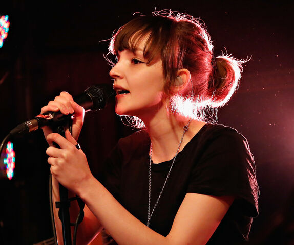 File:Lauren-Mayberry-Chvrches.jpg