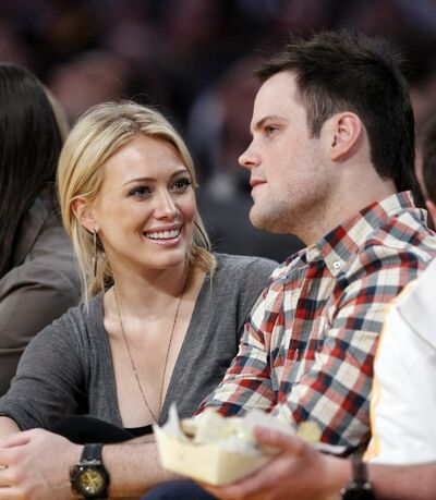 146962-actress-duff-and-her-fiance-pro-hockey-player-comrie-sit-court-side-du