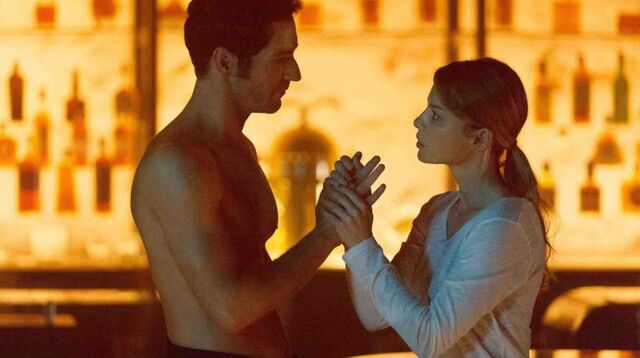 File:104 Chloe holding Lucifer's hand 2.jpg