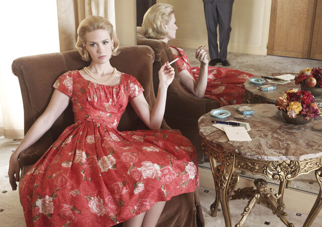 File:Season4-betty-mirror.jpg