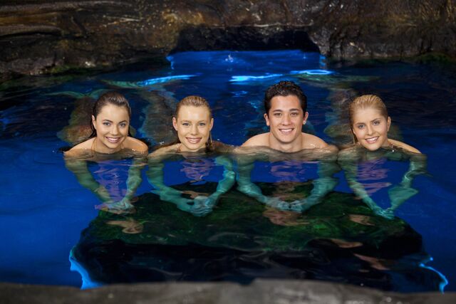 File:Ivy-latimer-as-nixie-lucy-fry-as-lyla-chai-romruen-as-zac-amp-amy-ruffle-as-sirena-in-mako-mermaids-.jpg