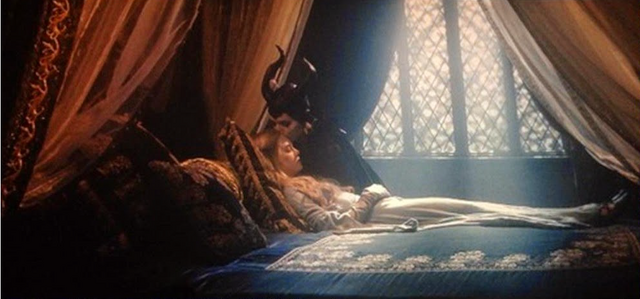 File:Maleficent-kisses-Aurora.png