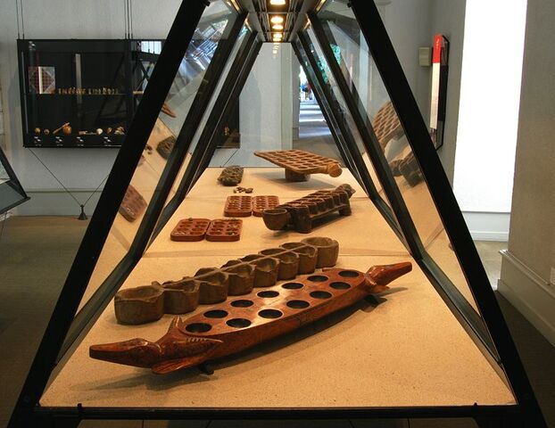 File:Spielemuseum-Vitrine-Mancala.jpg