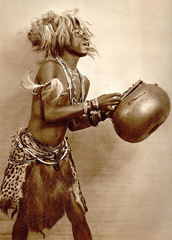 File:Bailarino baluba Angola 1940-44.jpg