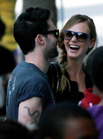File:Adam+Levine+Anne+V+Celebrities+Arriving+LA+M67IopyzG5Tx.jpg