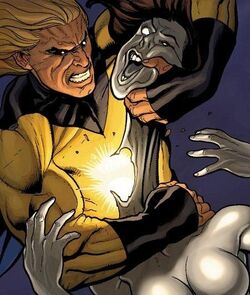 Sentinel arracando cabeça Ultron (Fêmea).jpg