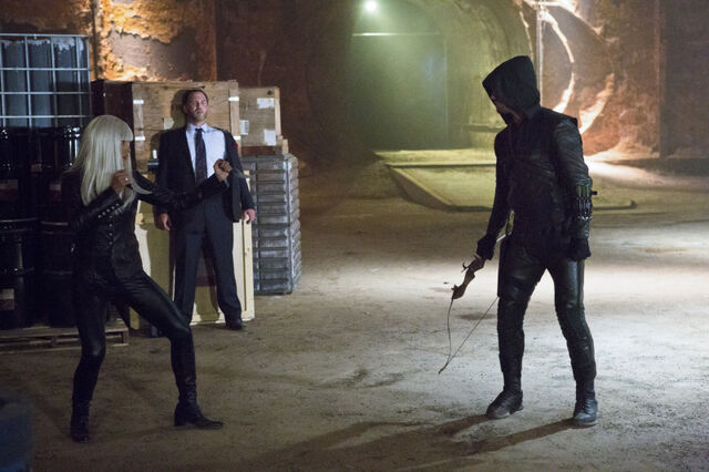 File:Arrow TV Series Episode Honor Thy Father 001.jpg