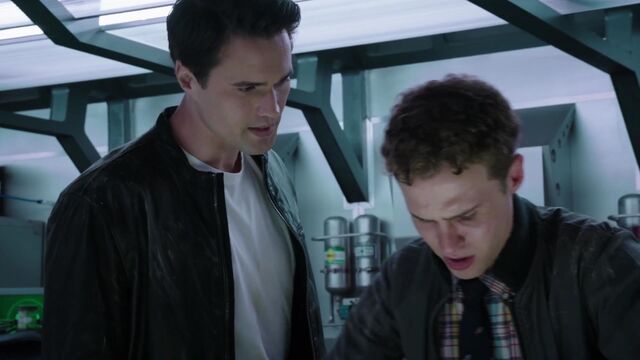 File:GWard-LFitz-Argument-S1E2.jpg