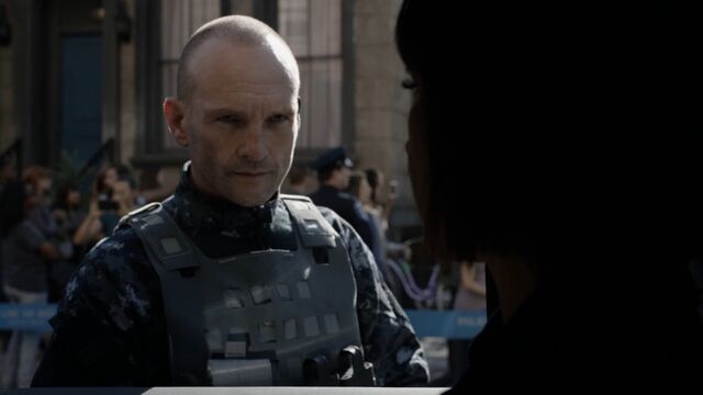 File:Banks-Updates-Price-S3E1.jpg