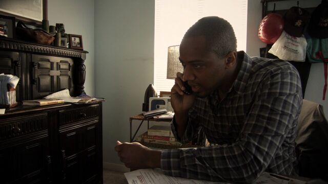 File:MikePeterson-S1E1-Phonecall.jpg