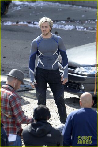 File:Elizabeth-olsen-aaron-taylor-johnson-avengers-2-set-photos-05.jpg