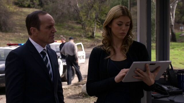 File:Phil-Coulson-Bobbi-Morse-Investigation-Asylum.jpg
