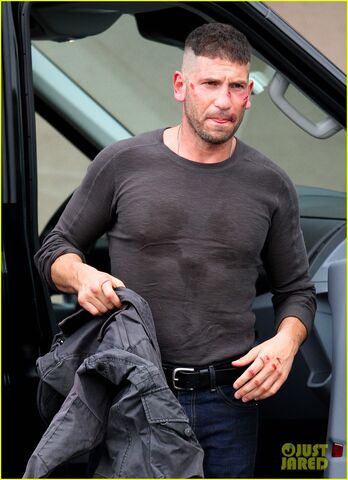 File:Jon-bernthal-cut-up-on-daredevil-set-01-1-.jpg