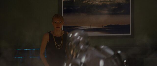 File:Pepper-Potts-watches-fight-IM2.jpg