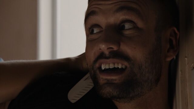 File:Lance-Hunter-Knife-May-S3E2.jpg