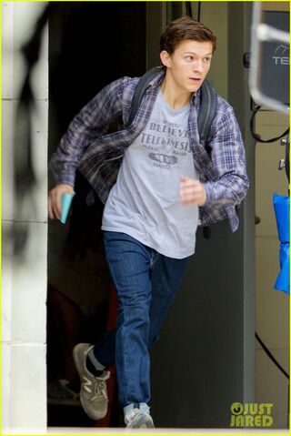 File:Tom-holland-sprints-spider-man-set-atlanta-09.jpg