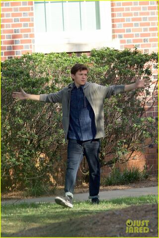 File:Tom-holland-sprints-spider-man-set-atlanta-05.jpg