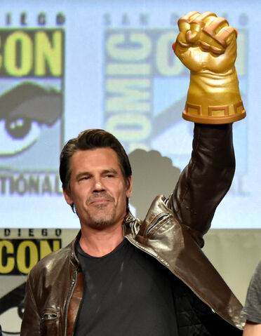 File:Josh Brolin Gauntlet.jpg