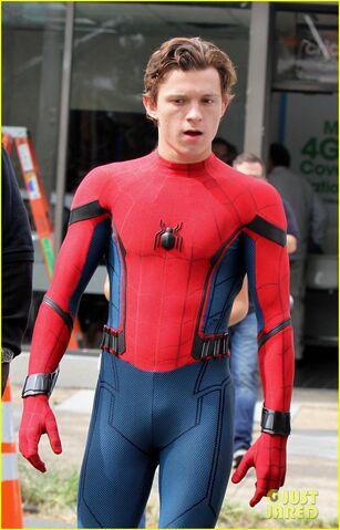File:Tom-holland-looks-buff-while-filming-spider-man-in-nyc-07.jpg