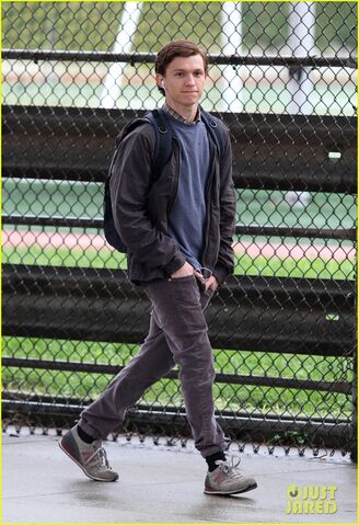 File:Tom-holland-snaps-a-selfie-while-filming-spide-man-homecoming-05.jpg