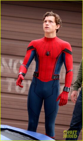 File:Tom-holland-looks-buff-while-filming-spider-man-in-nyc-01.jpg