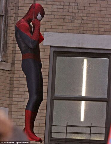 File:Amazing-spider-man-hanging.jpg