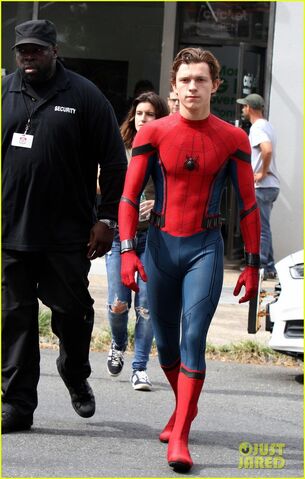 File:Tom-holland-looks-buff-while-filming-spider-man-in-nyc-05.jpg