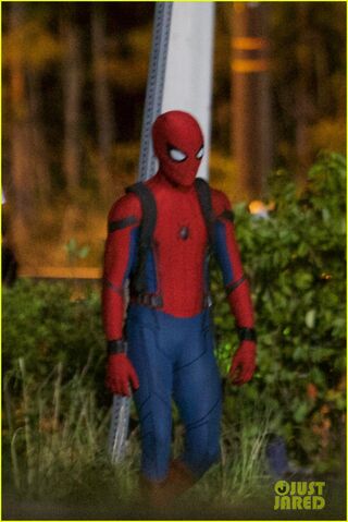File:Tom-holland-spiderman-night-shoots-stunt-note-07.jpg