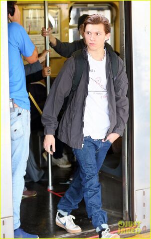 File:Tom-holland-films-spider-man-homecoming-queens-20.jpg