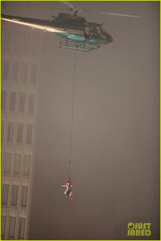 File:Spider-man-stunt-doubles-helicopter-scene-10.jpg