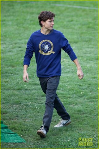 File:Tom-holland-wears-school-sweatshirt-on-spider-man-homecoming-set-18.jpg