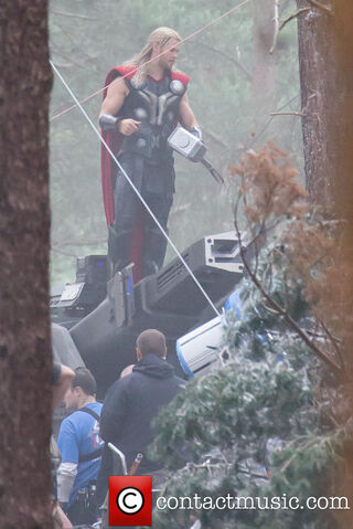 File:Chris-hemworth-on-the-film-set-of 4261145.jpg