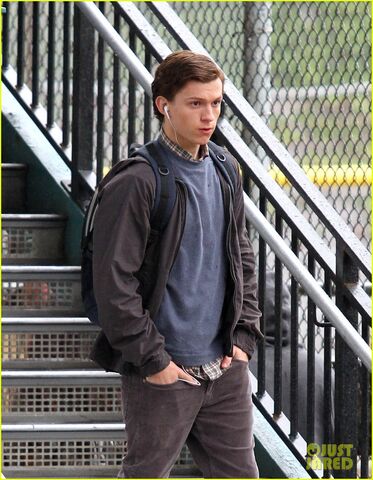 File:Tom-holland-snaps-a-selfie-while-filming-spide-man-homecoming-09.jpg